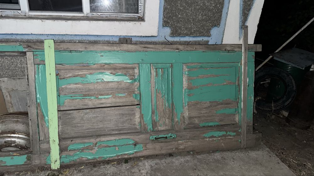 Деревяный дверь большой