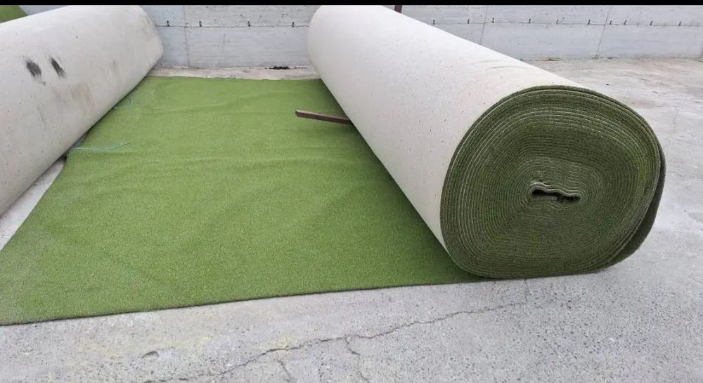 Vând mocheta emită gazonul