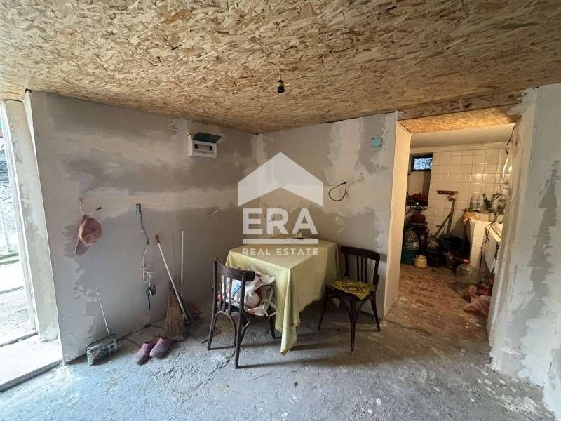 Етаж от къща с двор в спокоен квартал