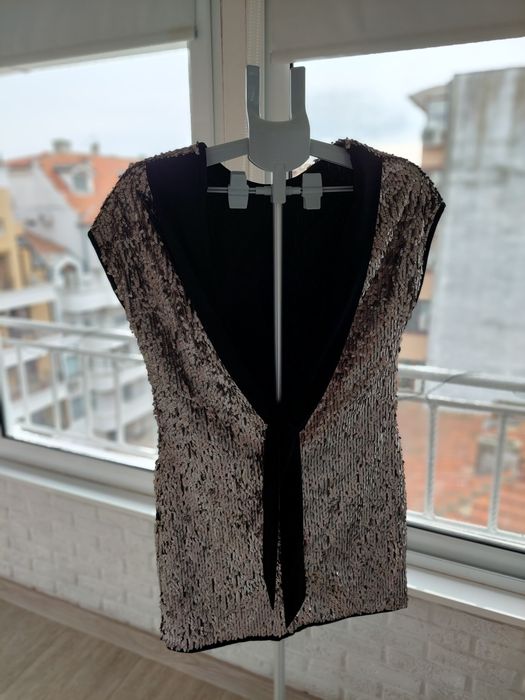 Рокля с гол гръб