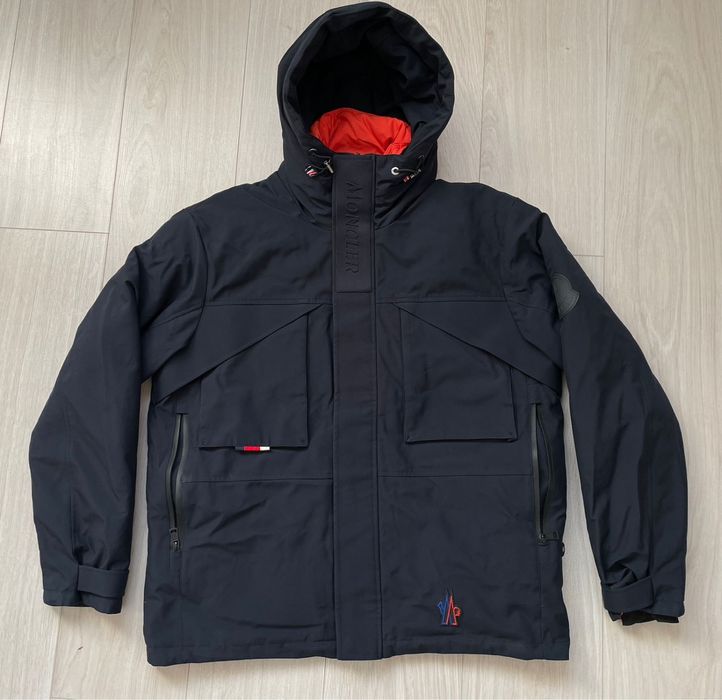 Продам зимнюю куртку Moncler