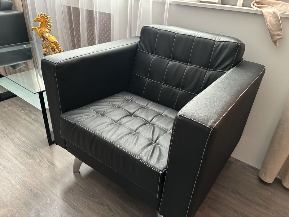 Продам Кожанный кресло и журнальный столик