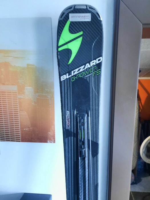 Skiuri Blizzard, aduse din Elvetia