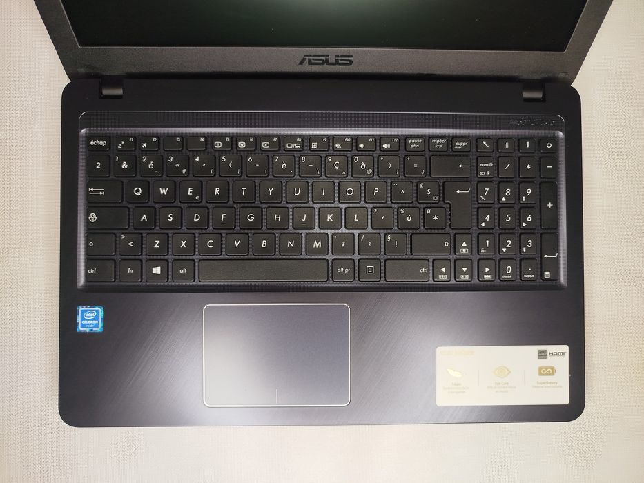 Ноутбук Asus Laptop 15 2023г. как новый , Intel N4020 4/256Gb SSD