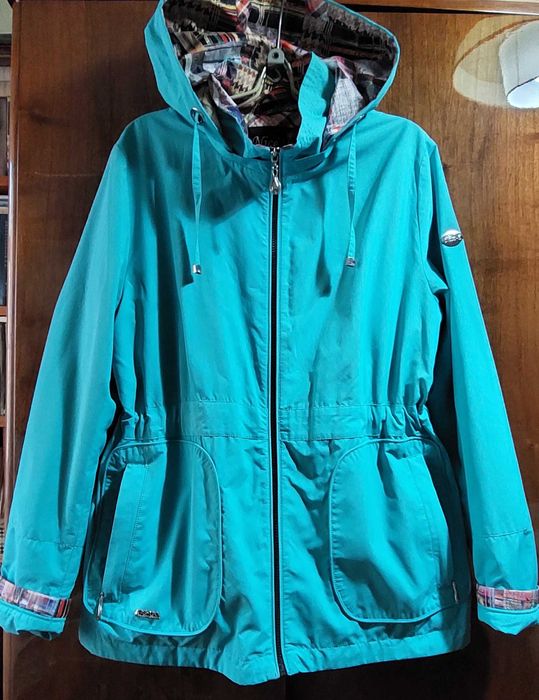 Продаётся ветровка женская