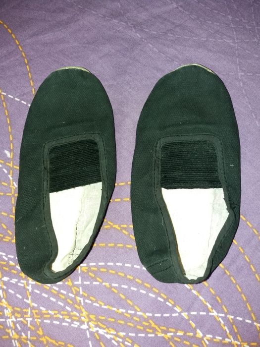 Чешки черные - 27 размер 18 см ., белые 25 размер 17 см