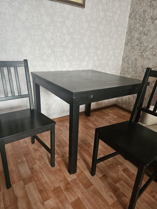 Продам стол с двумя стульями