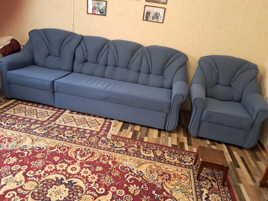 Продаю мягкий гарнитур (диван + 2 кресла)