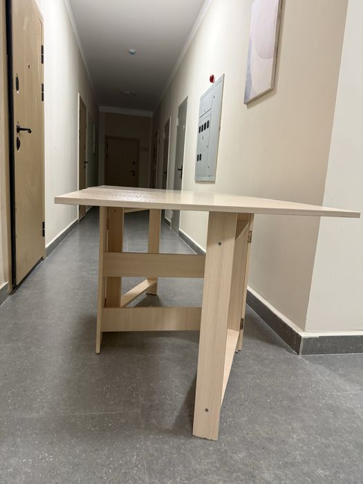 Стол книжка в очень хорошем состояний