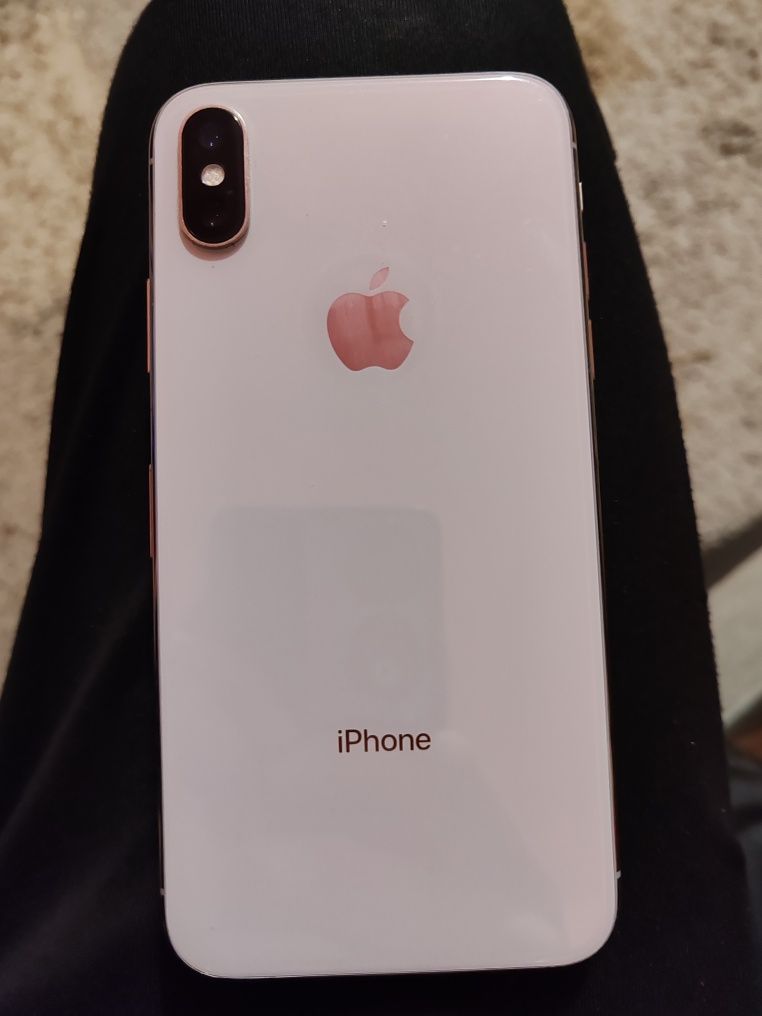 iPhone x intact.