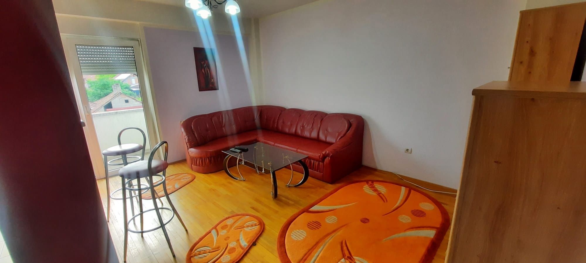 Închiriez apartament zona centru.