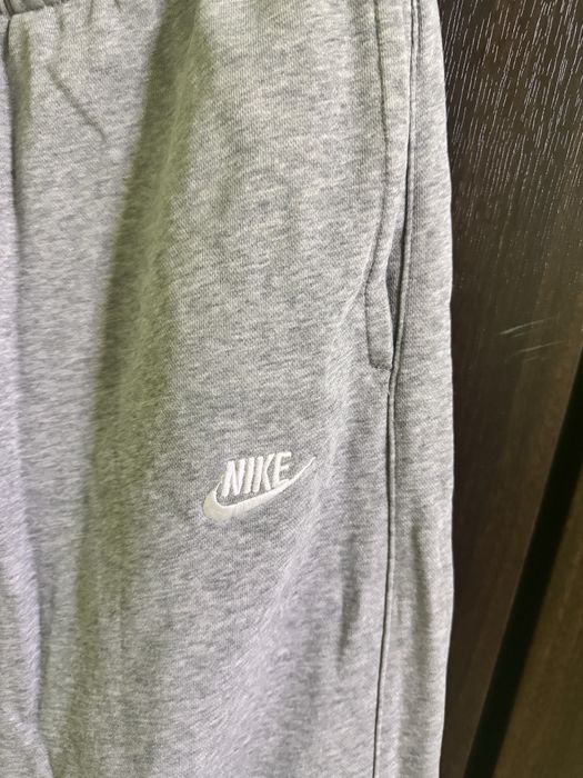 Сиво долнище на Nike