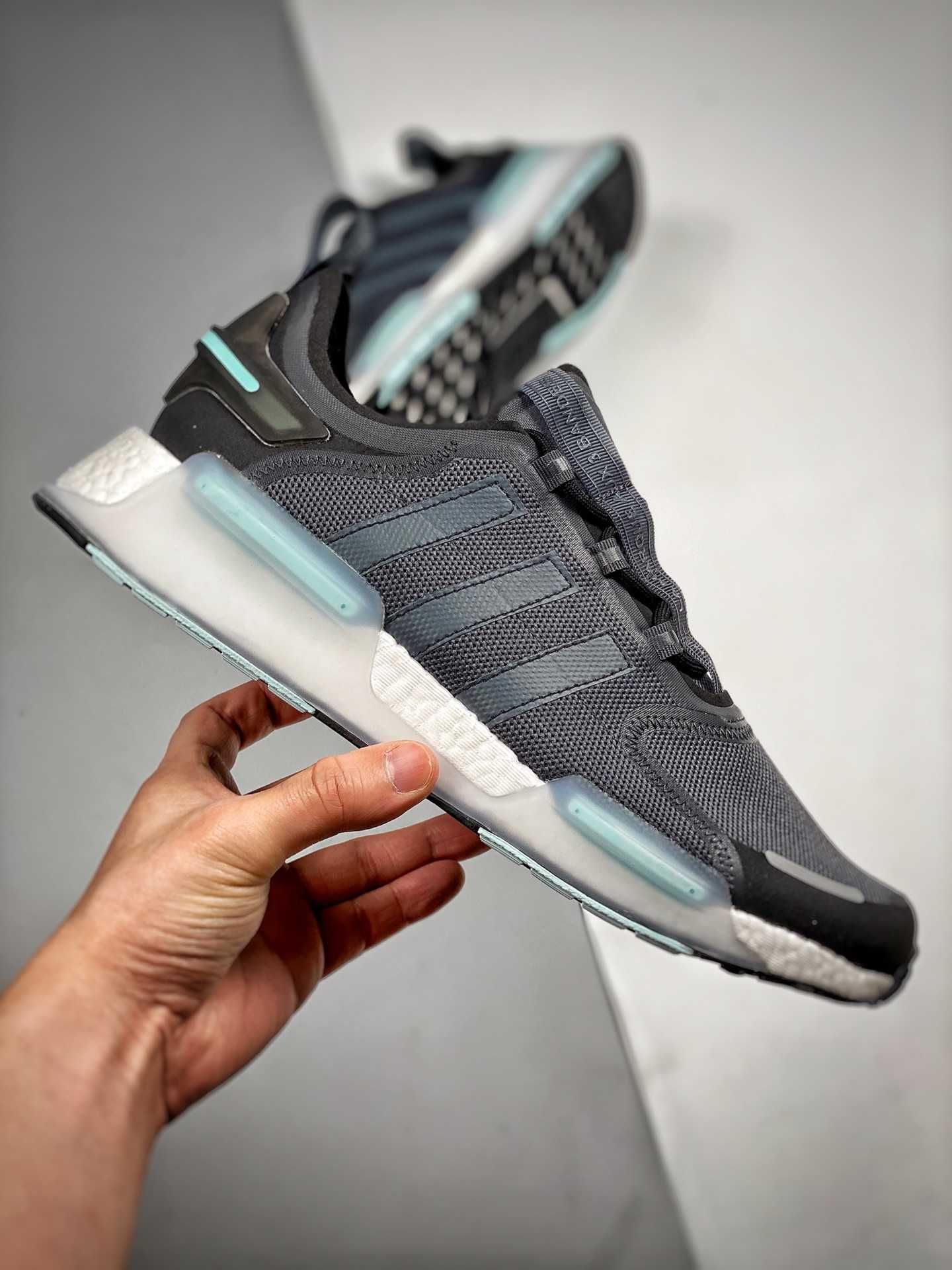 Оригинални маратонки * ADIDAS NMD V3 BOOST * EU42 2/3