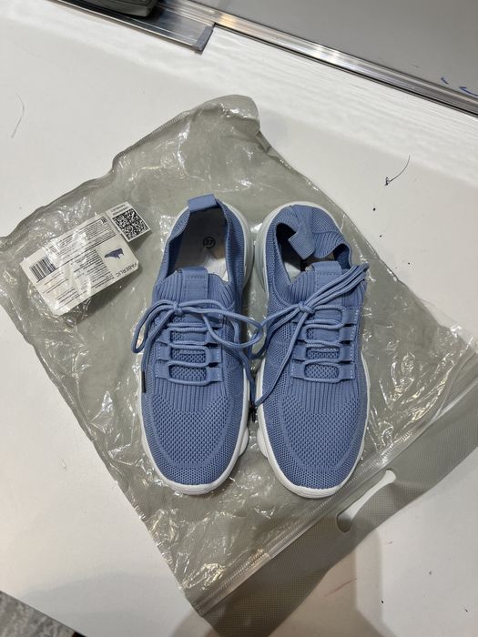 Новые кроссовки 37 размера, тряпочный материал.