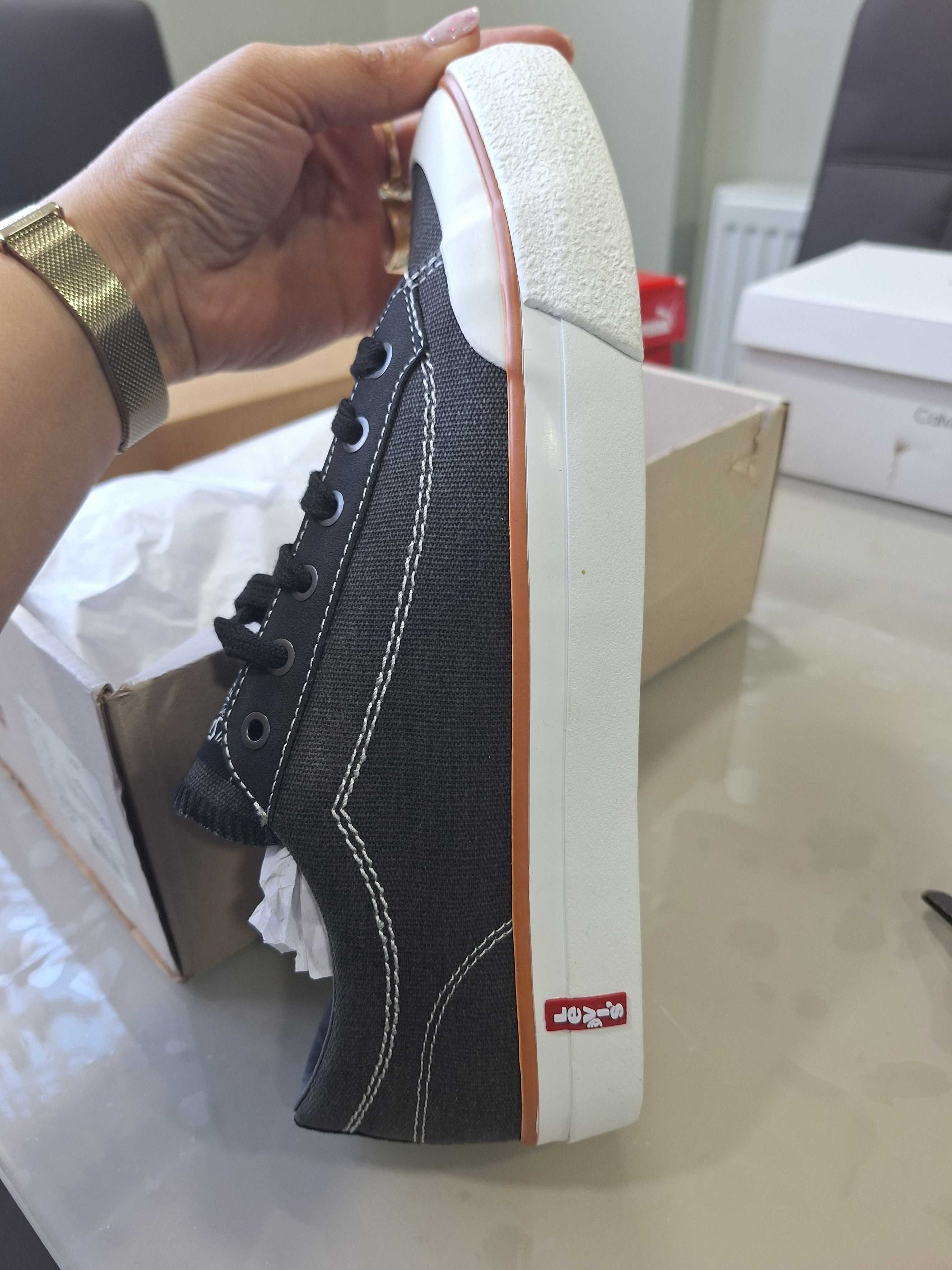 Маратонки LEVIS 43 номер