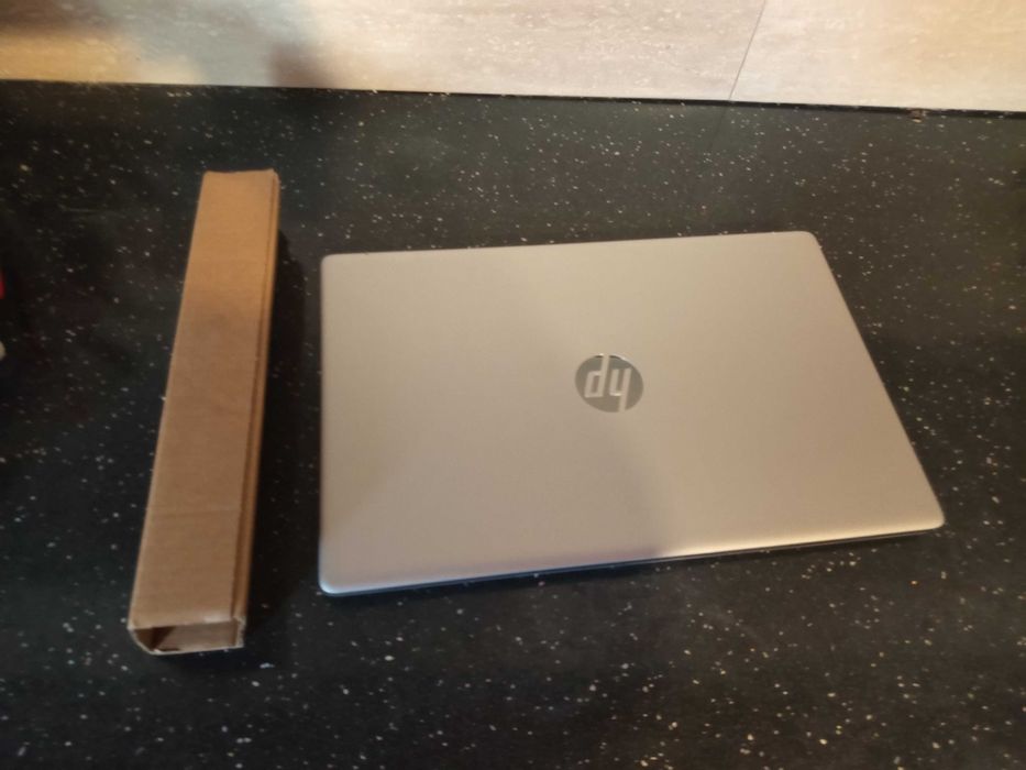 Model: HP Laptop 27-cn3277ng
Procesor: i5 
Afișaj: diagonală de 17, x