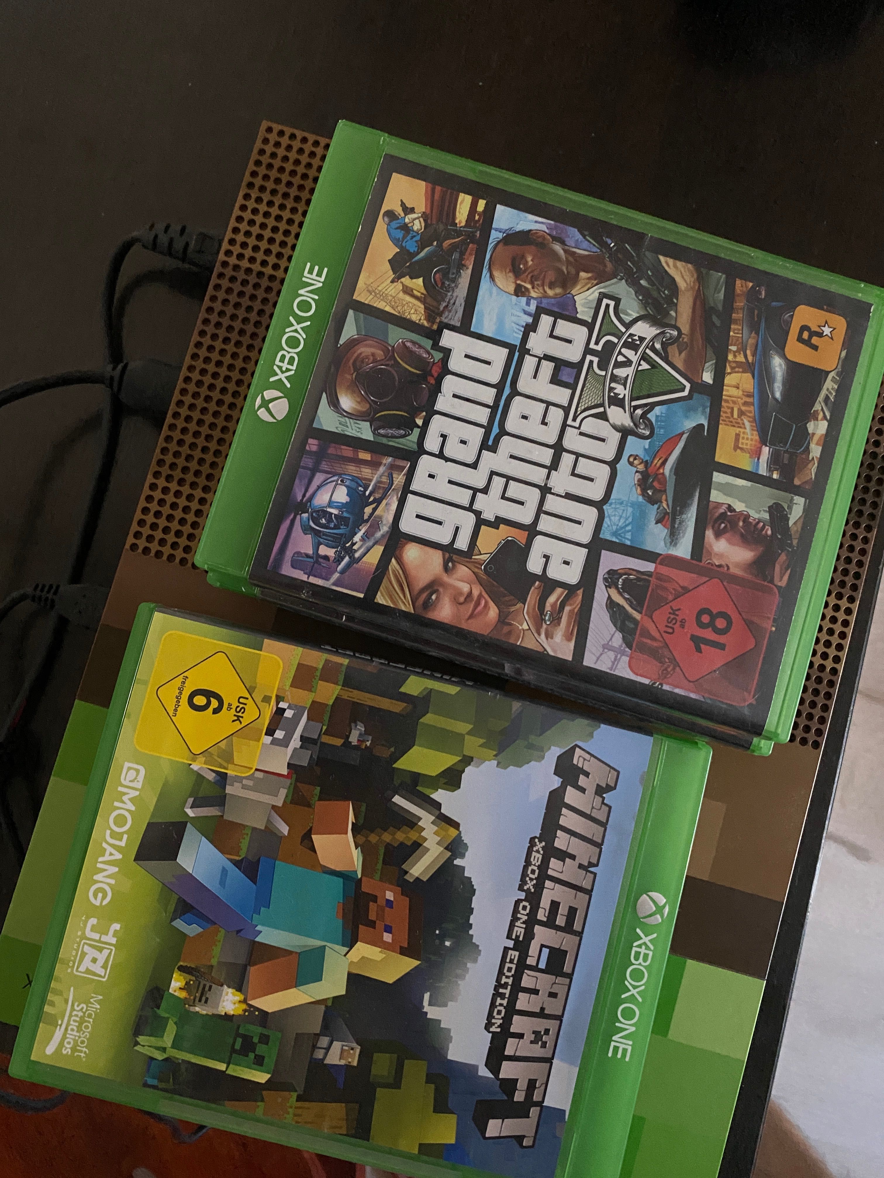 Vând Xbox One S 1000Gb Grun Limited Edition Minecraft Limited edition