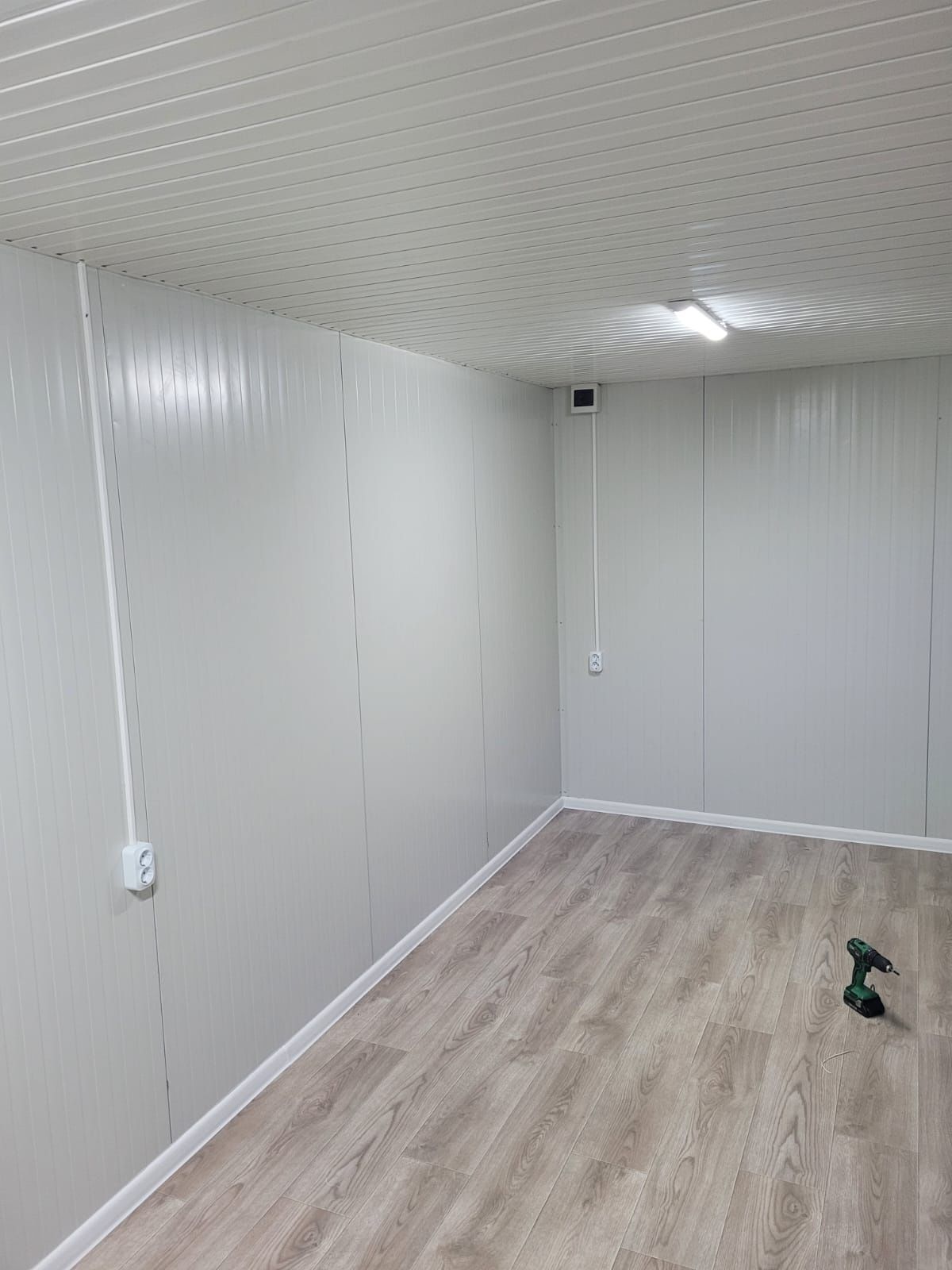 Vând container modular 2,4x3m cu sau fără grup sanitar, vestiar, birou