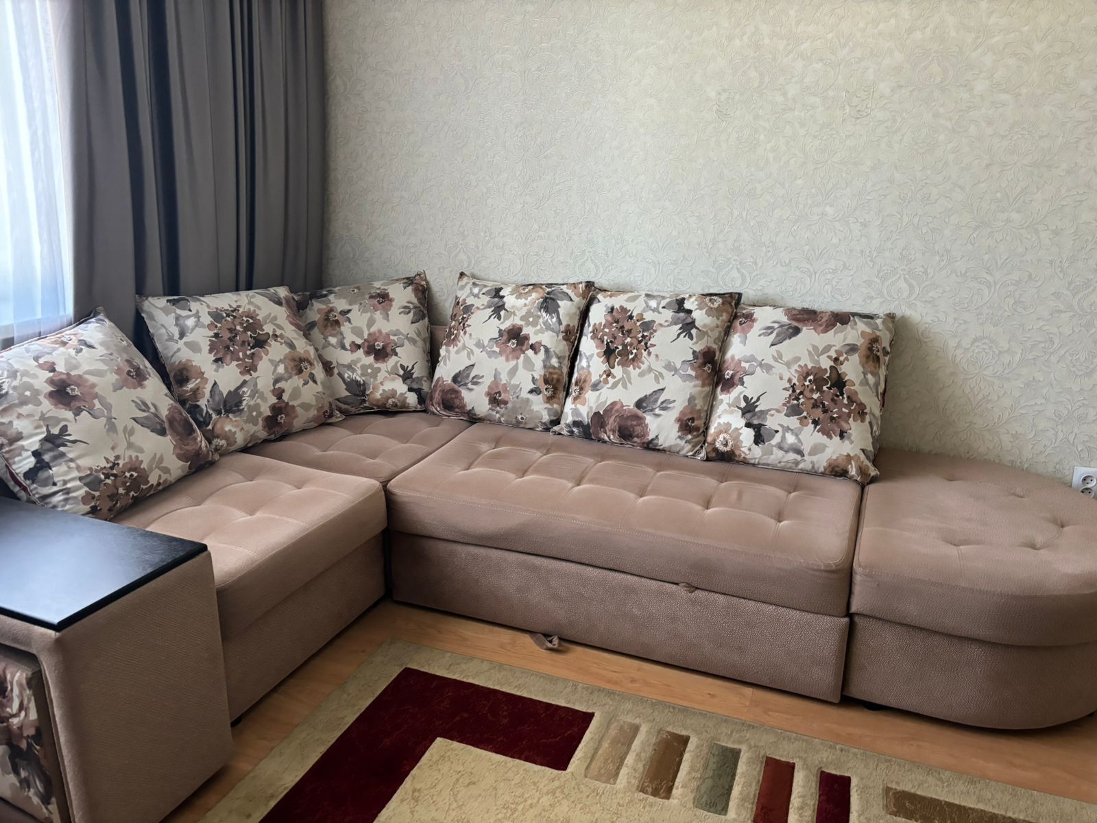 Угловой диван в хорошем состоянии