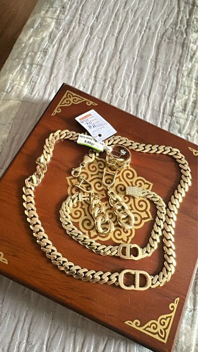 Продам золотой набор 585 пробы .