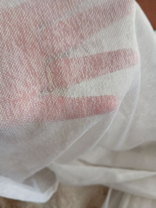 Тънко бяло перде