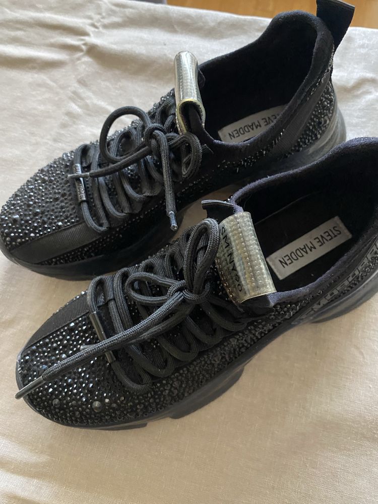 Страхотен модел с камъчета на Steve Madden