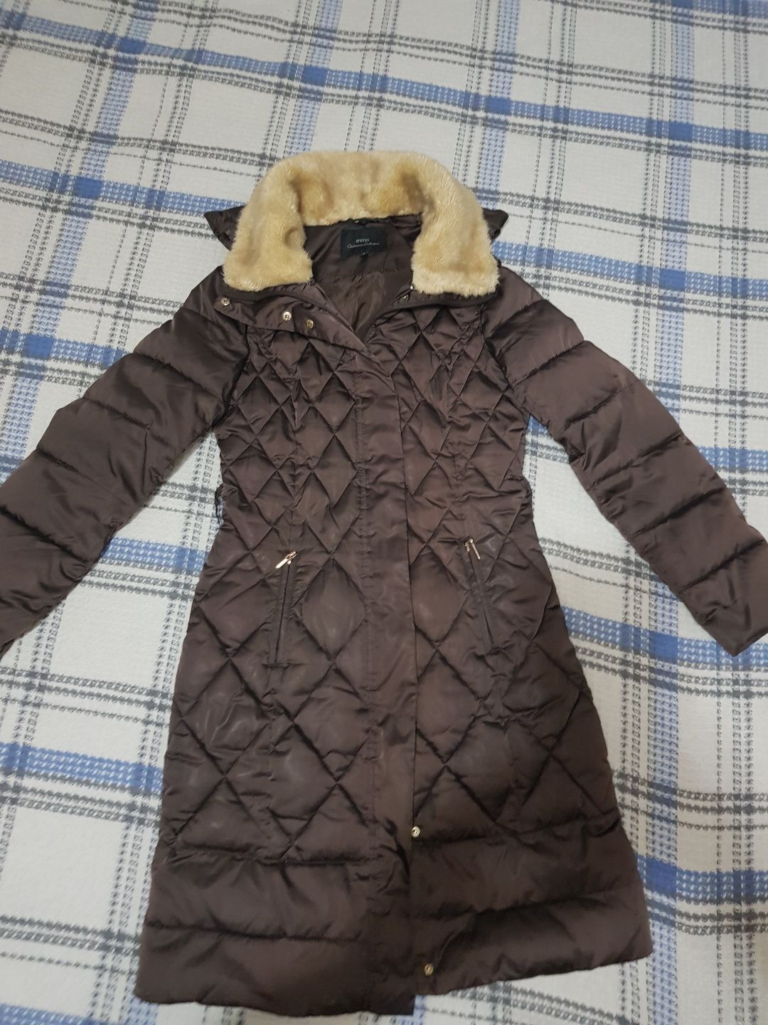 Брендовая зимняя куртка  с меховым воротником и капю