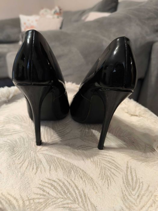 лачени обувки на висок ток