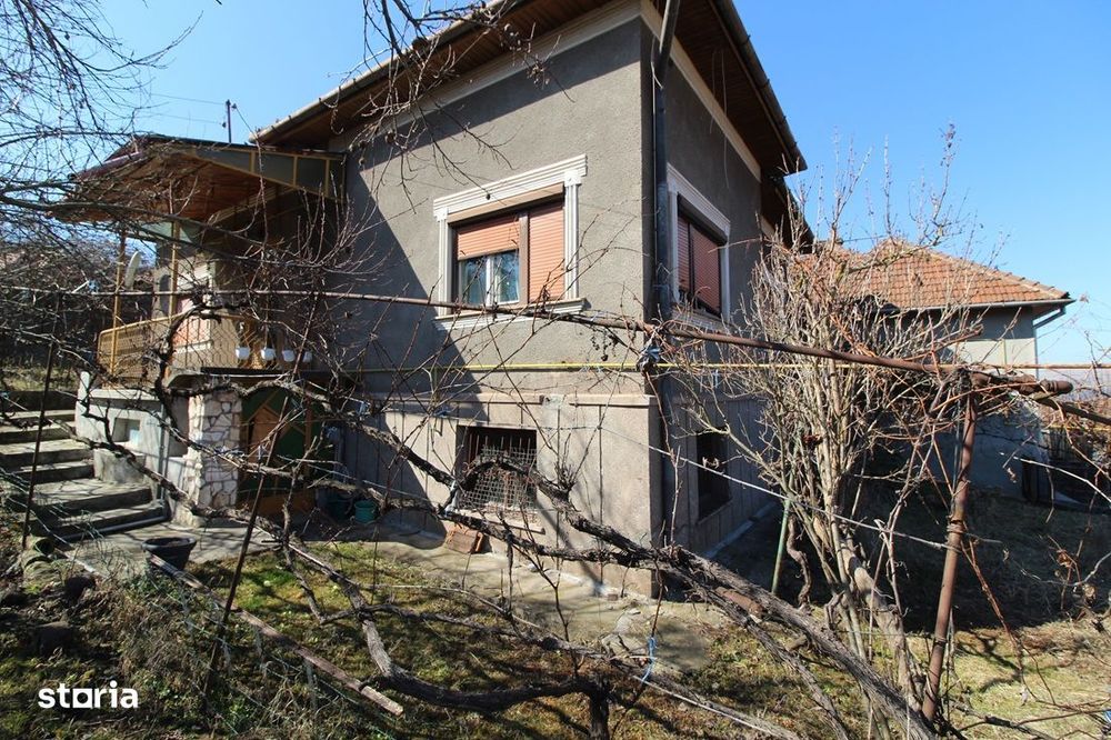 Vând casă D+P în Hunedoara, zona Chizid, teren 436mp, garaj, anexă