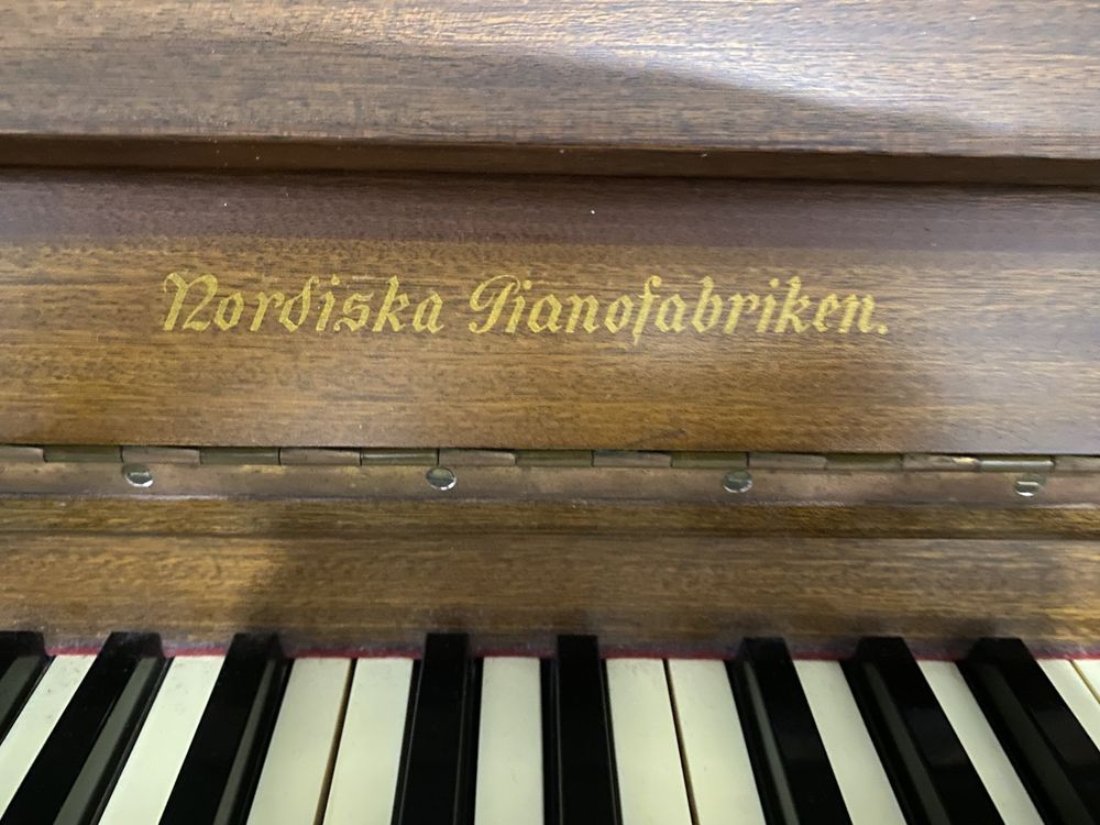 Pianina Nordiska placa de bronz