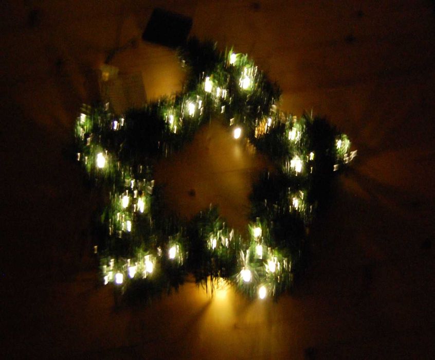 Коледна звезда от борови клонки и ЛЕД светлини