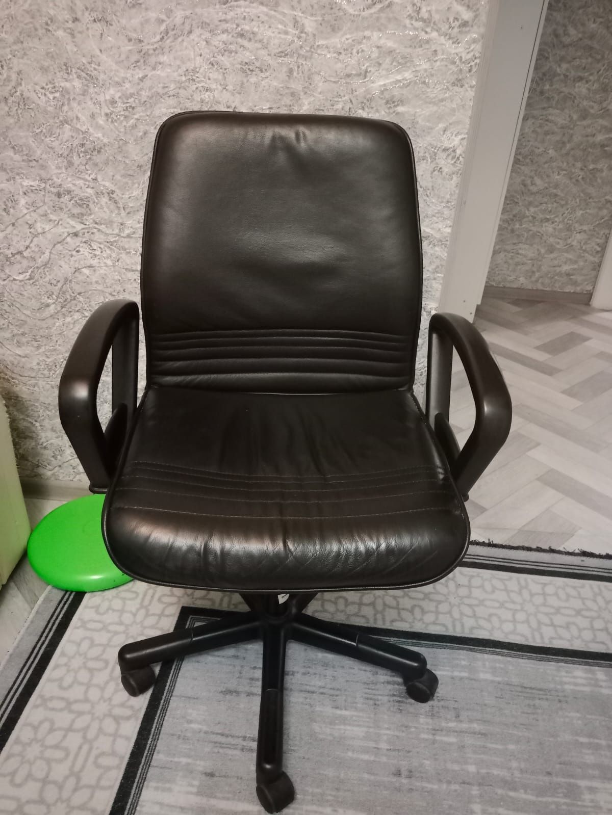 Кресло офисное кожаное, хорошее