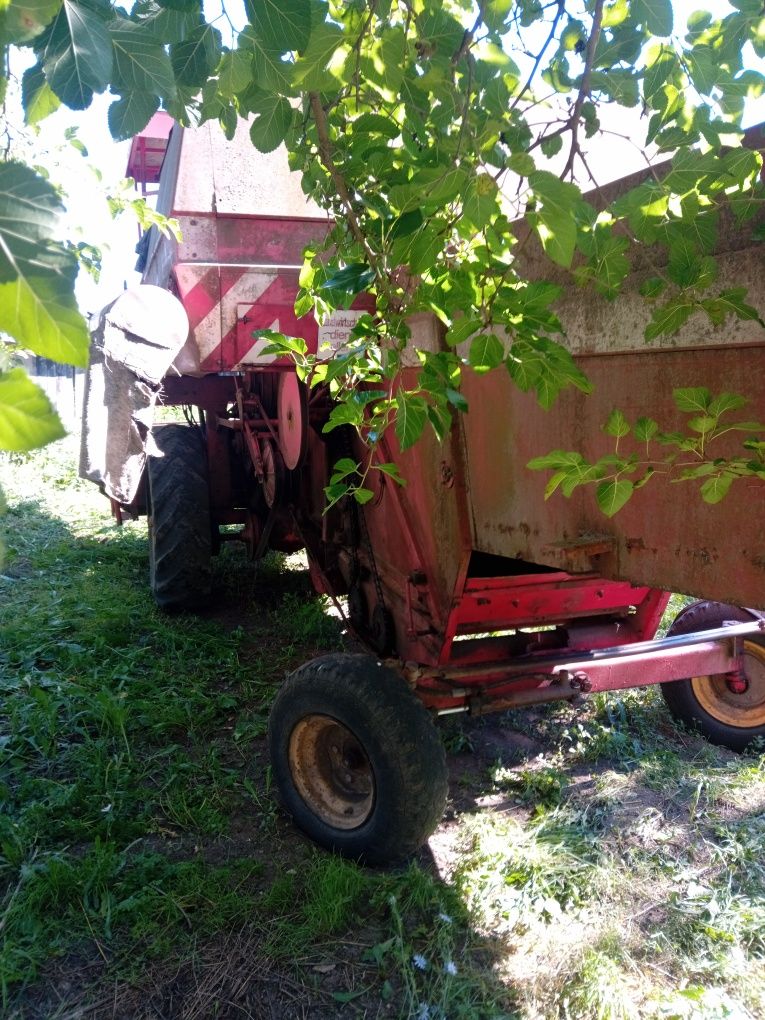 Vând combină MASSEY FERGUSON merge foarte bine