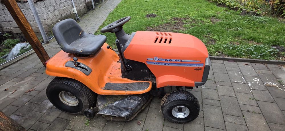 Tractoras Husqvarna pentru tuns iarba