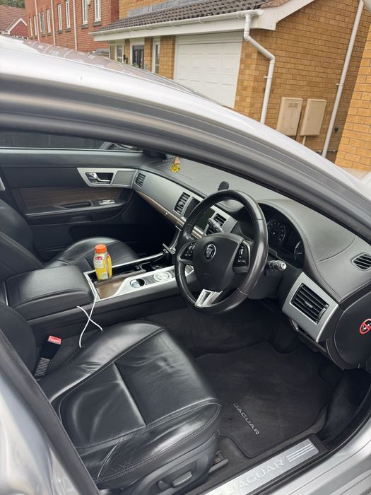 Jaguar XF Volan pe dreapta