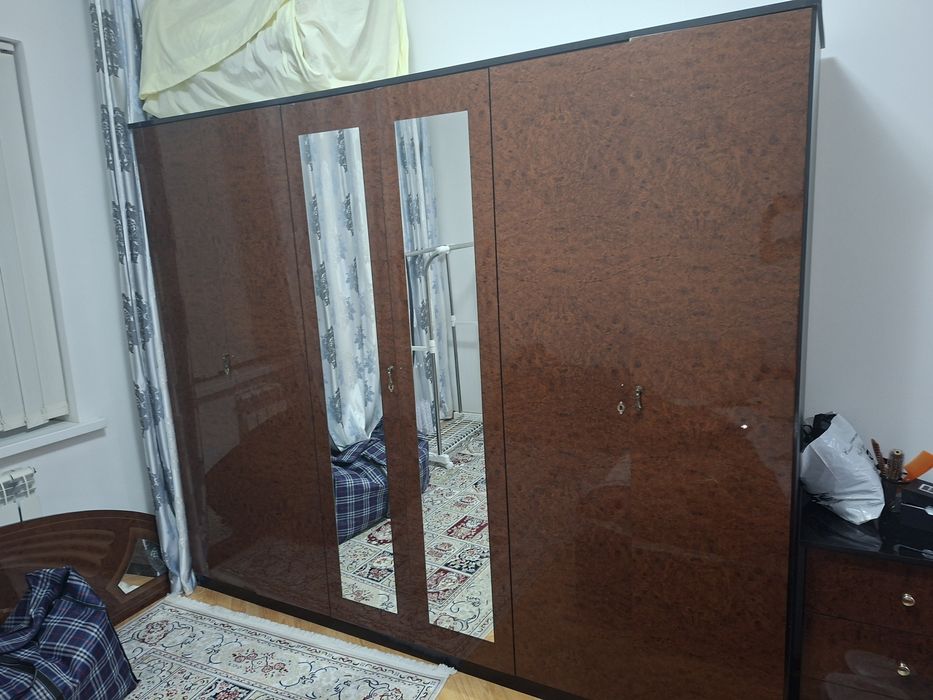 Продаётся шкаф с туалетным столиком.