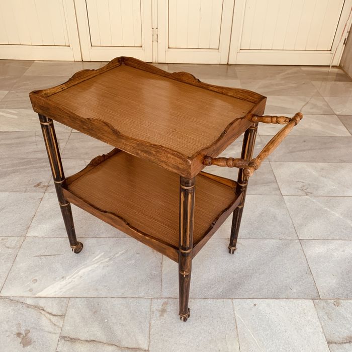 Винтидж масичка на колелца-сервира стил и чар