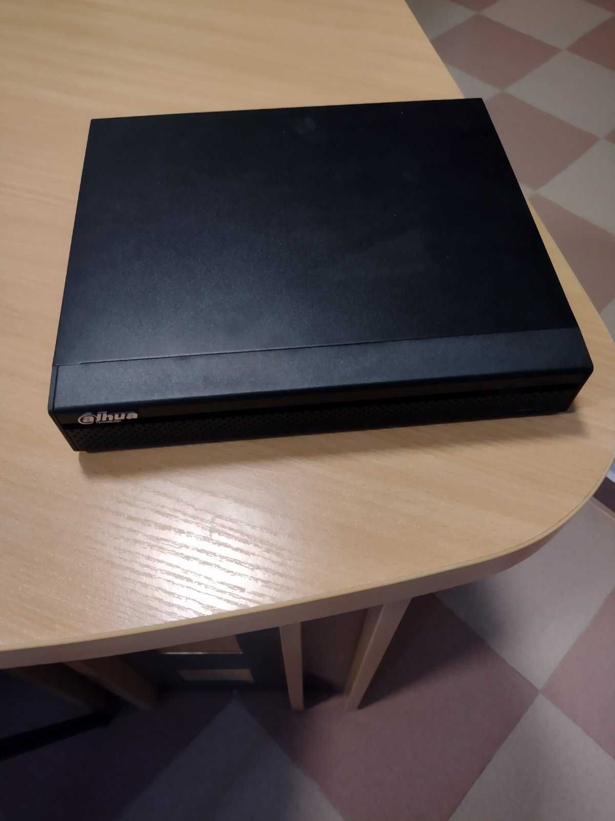 Видеорекордер HCVR 4116HS-S3 оборудван с HDD 1 TB работил 2 месеца.