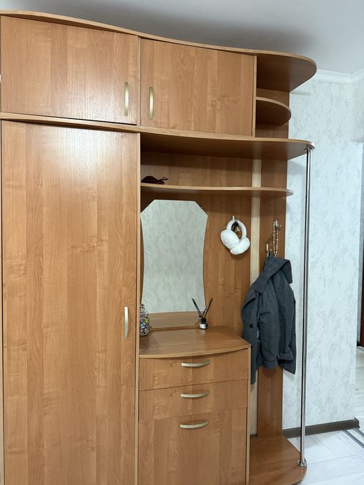Продам шкаф для прихожей в хорошем состоянии .
