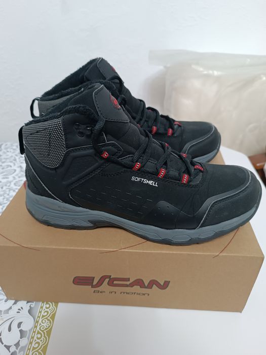 Продаётся мужская обувь.