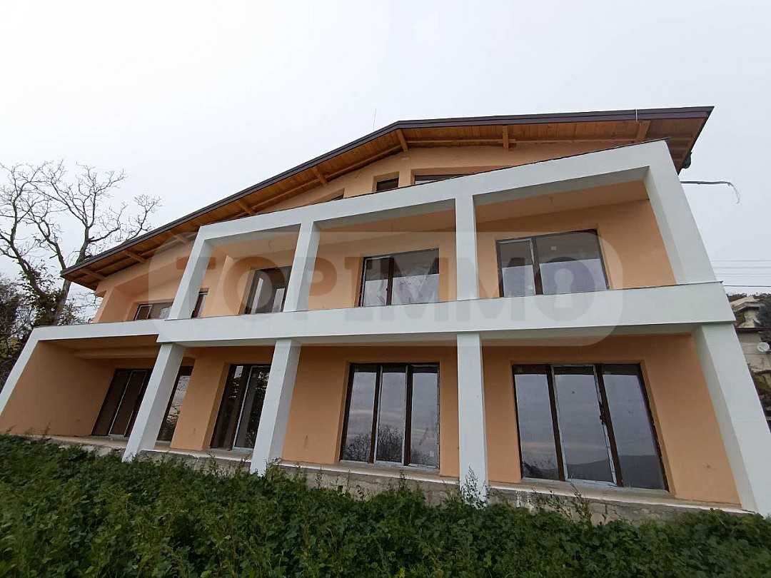 Реновирана триетажна къща в село Рогачево