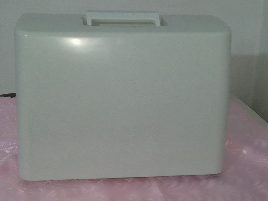 Бытовая швейная машинка.