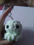 Breloc mini octopus croșetat