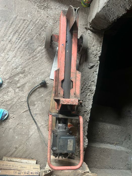 Vând despicator lemne