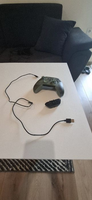 Конзолата Xbox се предлага с контролер и всички кабели.