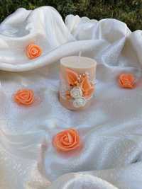 Декоративна свещ с аромат на ванилия в цвят праскова.
