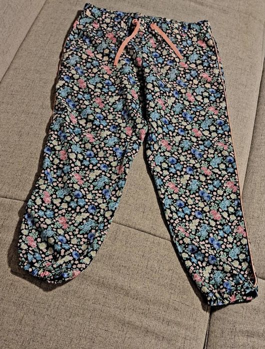 • Vând lot 5 pantaloni, mărimea 134, vârstă 7-8 ani •