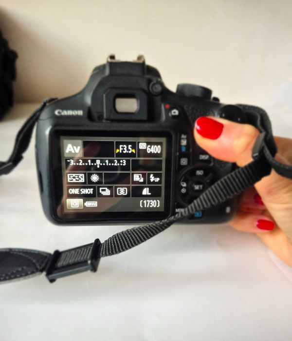 Canon 1200D + accesorii: (obiectiv 18-55mm si gentuta)