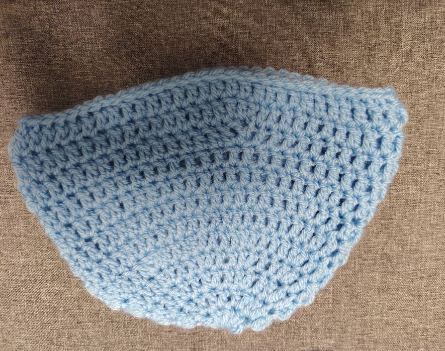 Căciuli la comană,croșetate, de diferite mărimi, culori și decorațiuni