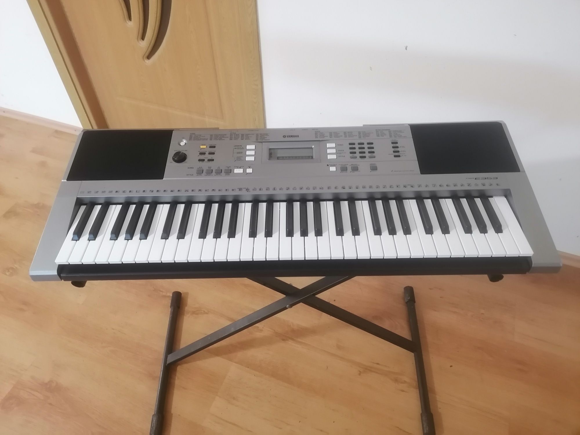 YAMAHA PSR E-353 USB stereo Display iluminat